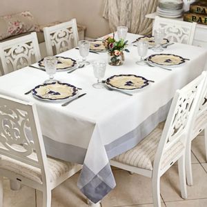 Imagem de mesa posta com bela toalha de mesa
