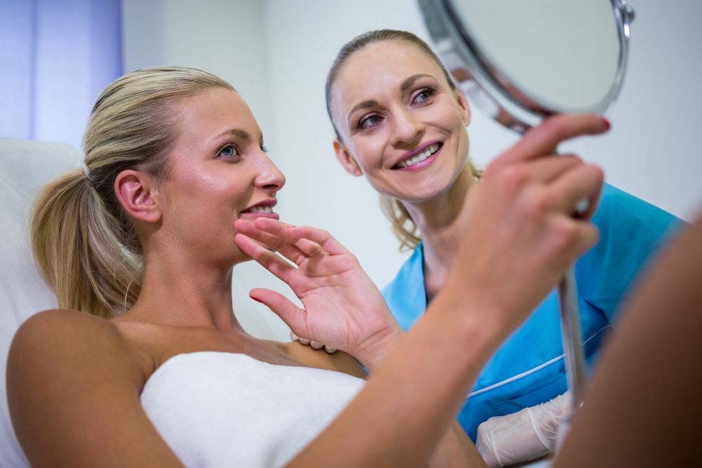 duas mulheres olhando para o espelho e sorrindo